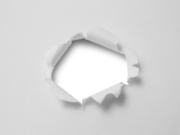 PSD poszarpana dziura na podartym papierze wycięta na białym tle