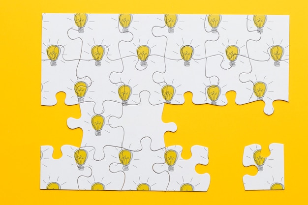 Powyżej puzzle z żarówkami