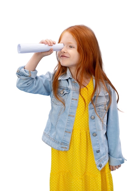 Pracowniany portret młoda dziewczyna z papierowym teleskopem