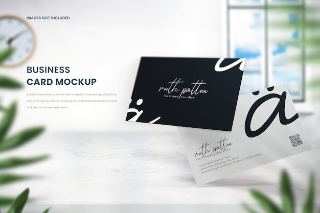 明るく明るいテーブルのプレミアムフローティング名刺モックアップ