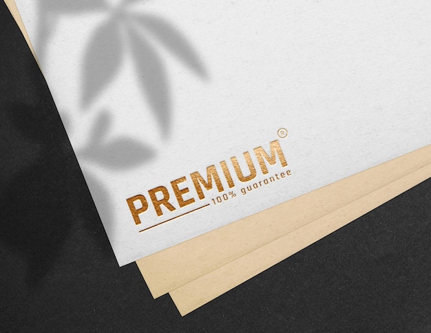 Premium gouden logomodel in wit papier