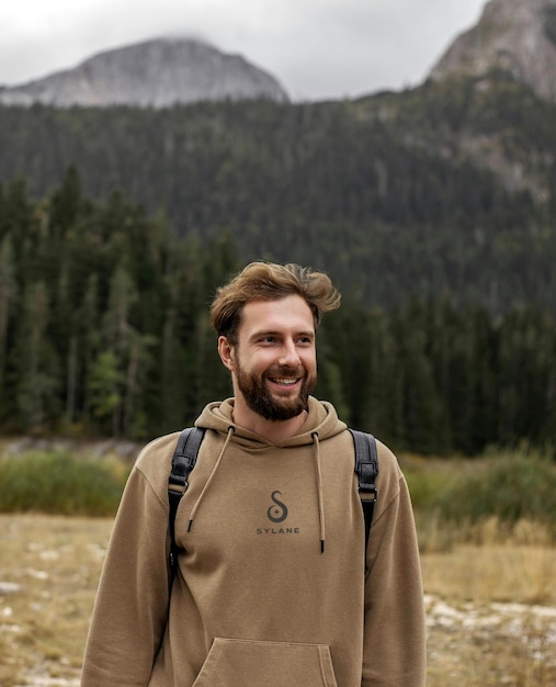 Premium logo mockup op een hoodie van hoge kwaliteit