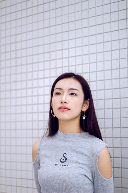 Premium logo mockup op een T-shirt voor vrouwen
