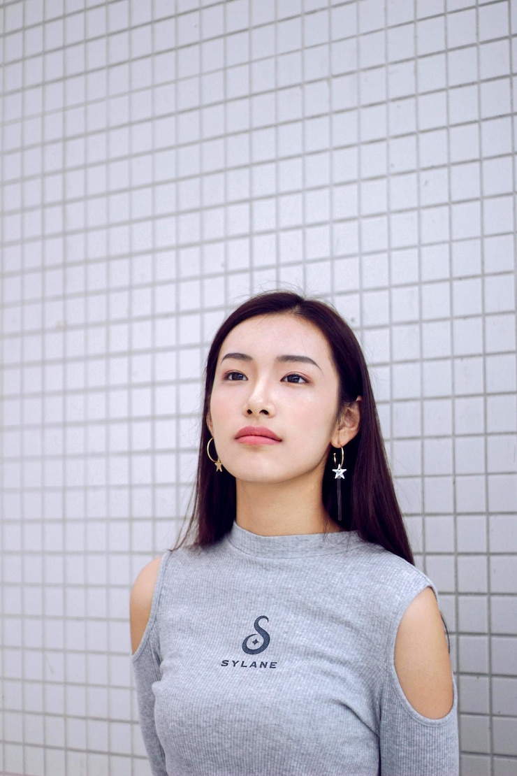 PSD 女性のtシャツのプレミアムロゴモックアップ
