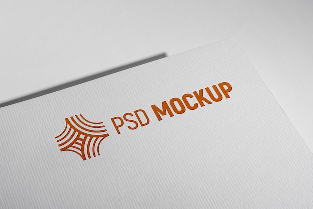 PSD 紙のモックアップにロゴを押す