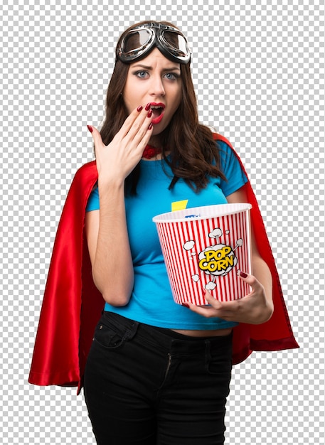 Bella ragazza di supereroi che mangia popcorn