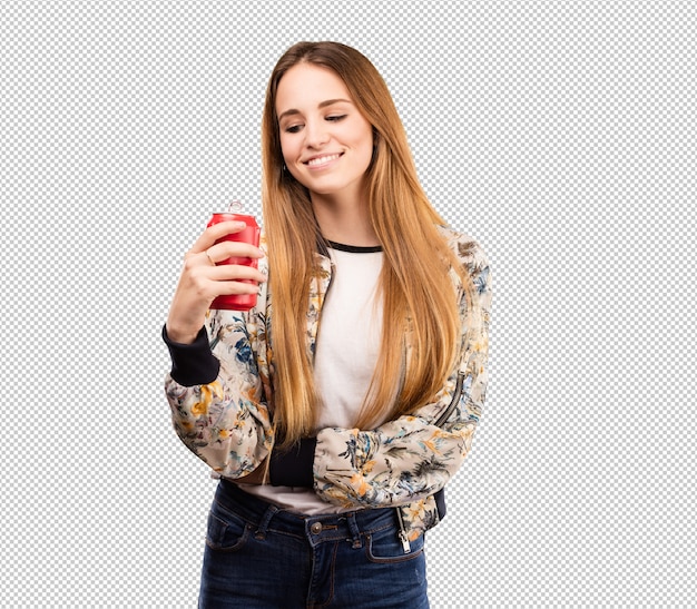 Giovane donna graziosa che beve una coca cola