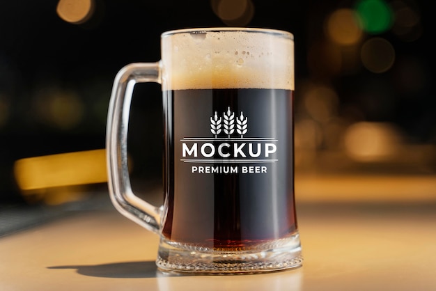 Birra del prodotto nel mockup del bar