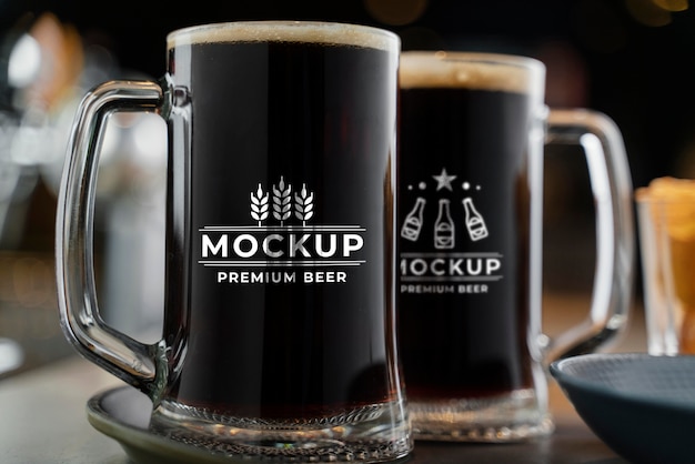 PSD birra del prodotto nel mockup del bar