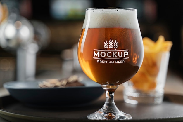 Birra del prodotto nel mockup del bar