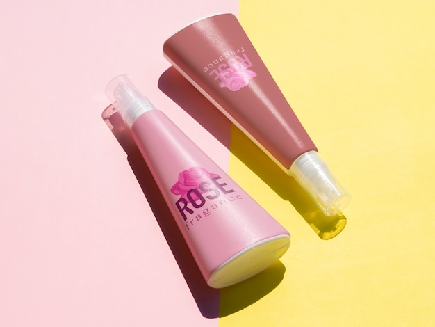 PSD design del prodotto con mock-up di bottiglie rosa