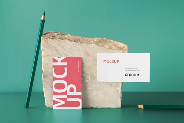 Mock-up di cancelleria professionale in mostra su pietra