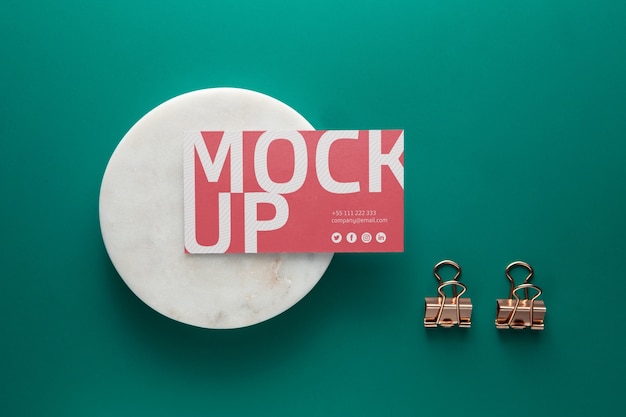 Mock-up di cancelleria professionale in mostra su pietra