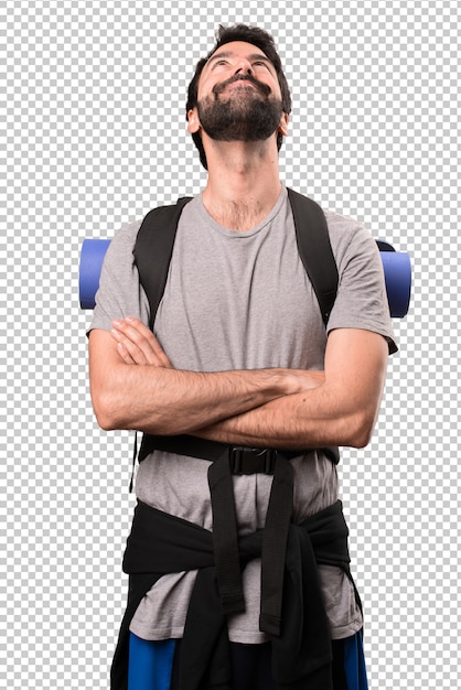 Przystojny backpacker patrząc w górę