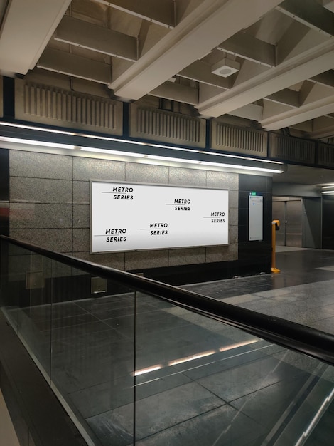 Psd Billboard Na Platformie Metra Metro Subway Mockup.