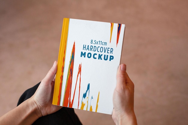 PSD psd hardcover mockup in hun handen