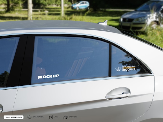 Finestrino laterale psd di un'auto bianca per mockup di adesivi o mockup di decalcomanie