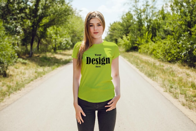 PSD psd tshirt mockup ragazza alla moda