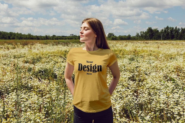 PSD tshrit макет стильной девушки
