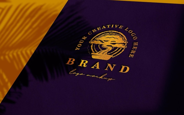 PSD mockup di logo oro carta viola