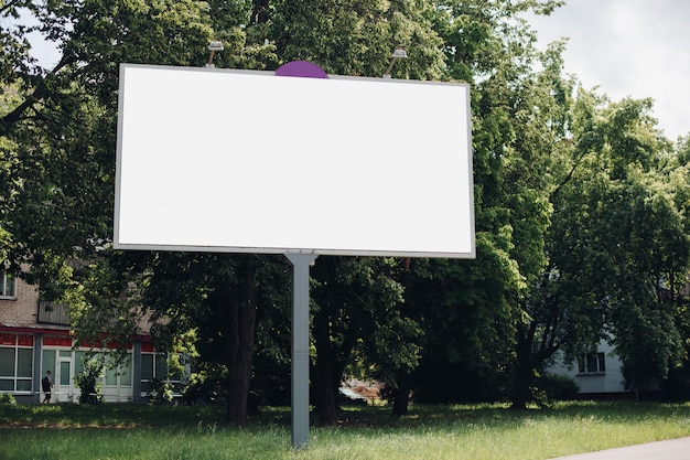 Pusta tablica reklamowa w mieście