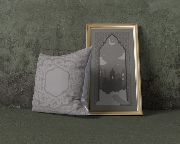 Composizione del Ramadan mock-up con cuscino e cornice