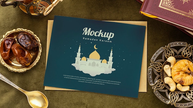 Stampa del Ramadan e mockup di libri distesi