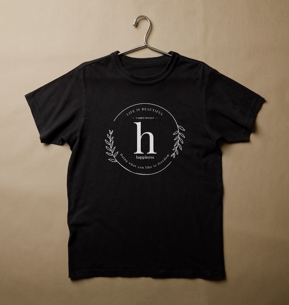 Realistico mockup di t-shirt nera