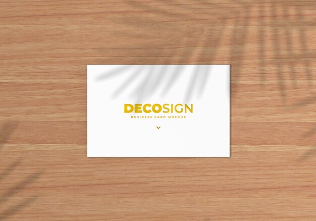 Realistico biglietto da visita logo mockup sulla tavola di legno