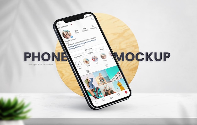 Реалистичный iPhone 13 на минималистичном фоне с текстурированным деревянным кругом