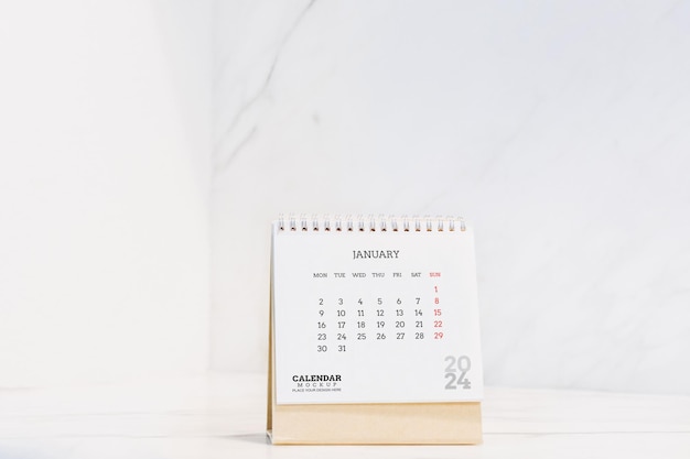 Design realistico del modello di calendario da tavolo con paesaggio