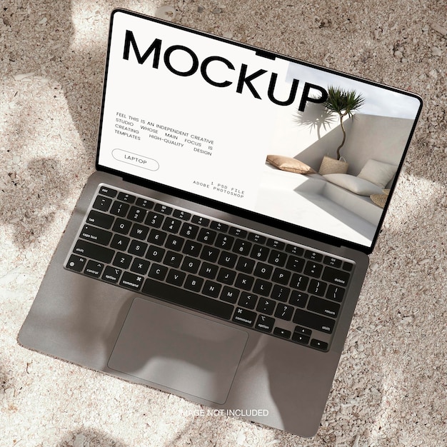 Schermo del dispositivo portatile realistico macbook air mockup modificabile su summer beach psd