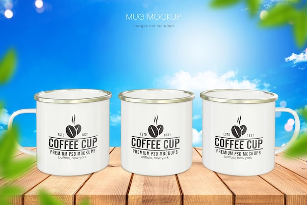 Mockup realistico di tazza di caffè namel di tre tazze su tavola di legno con cielo blu sullo sfondo