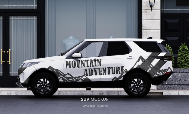 Suv realistico mock up sulla strada dalla vista laterale sinistra