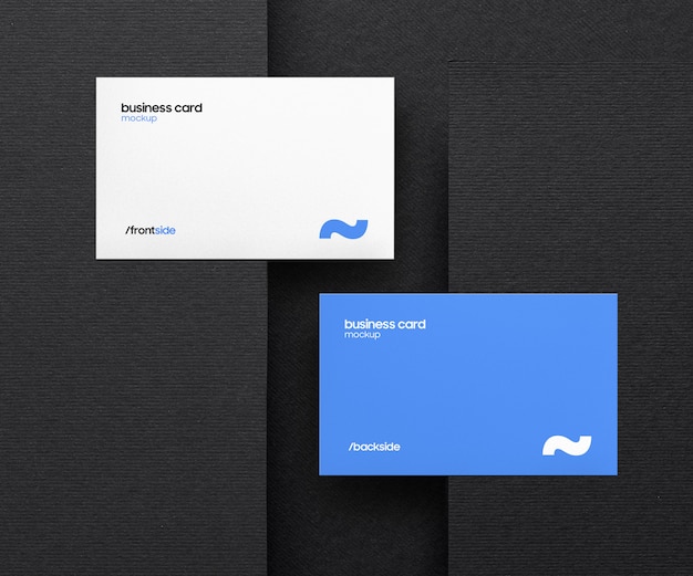 Realistisch en schoon visitekaartje mockup op zwart papier