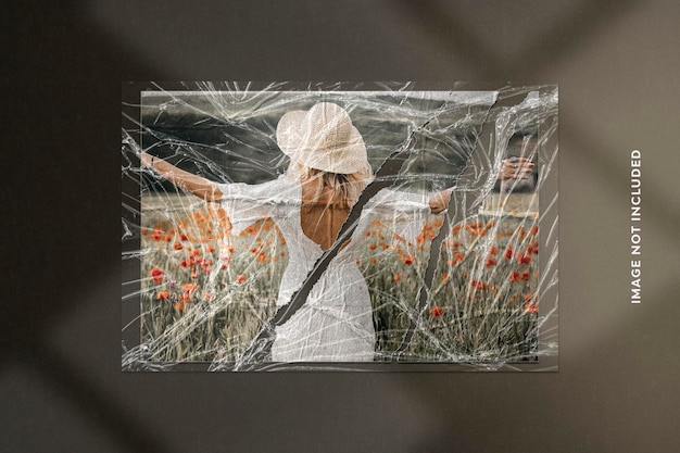 Realistisch foto-effect op gescheurd papier en plasticfolie