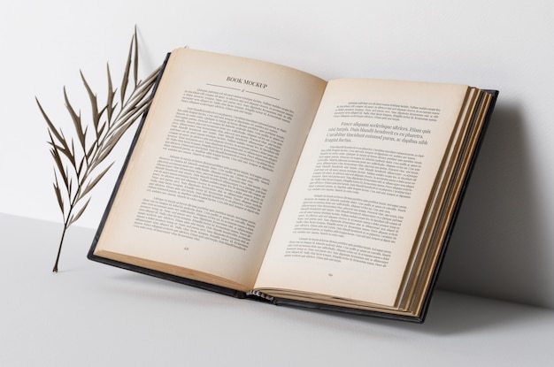 Realistisch open boek met interieur mockup, droge bladeren