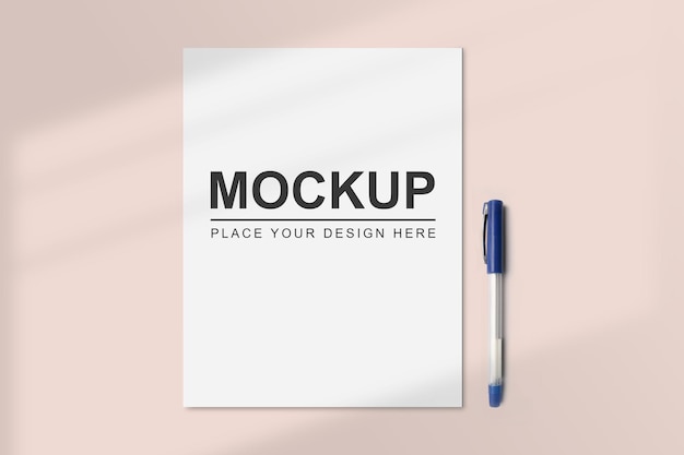 Realistisch US letter papier flatlay mockup met een pen Portret US letter size mockup bovenaanzicht