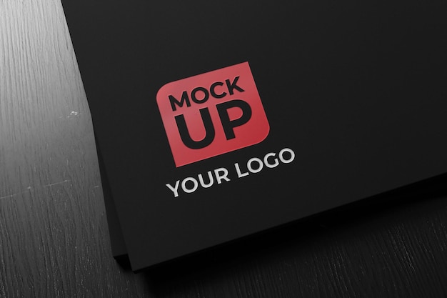 Realistische boekdruk Logo close-up mockup op het zwarte papier