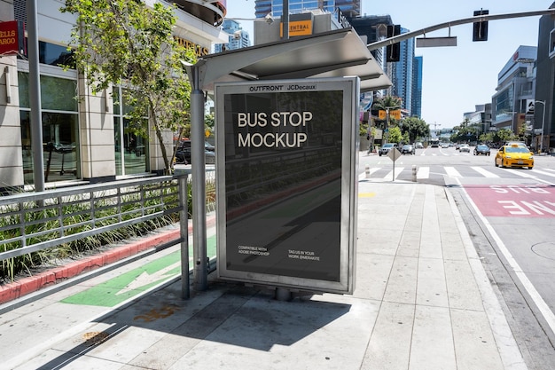 Realistische downtown bus stop mockup psd