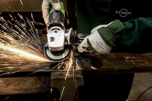 Realistyczna maketa logo na narzędziach sprzętowych Handyman