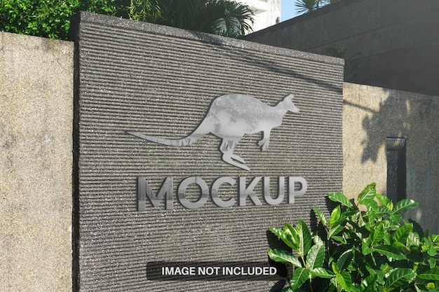 Realistyczna makieta metalowego logo 3d na ścianie zewnętrznej