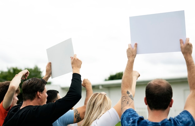 PSD vista posteriore di attivisti che mostrano documenti mentre protestano