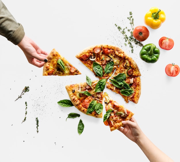 Ręce biorące kawałki pizzy z kuchni włoskiej