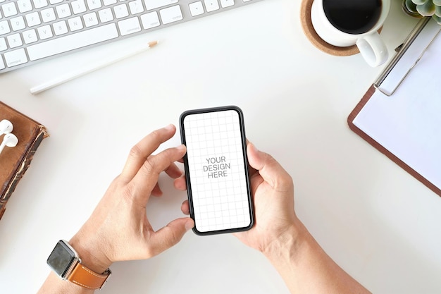 Ręce trzymające smartfon z bliska