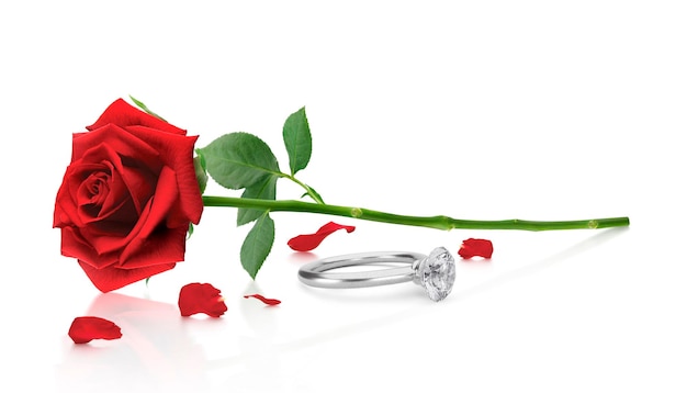 PSD 透明な背景にエレガントなダイヤモンド リングと赤いバラ