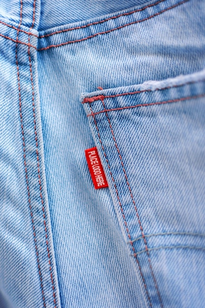 PSD un tag rosso su un modello di logo di jeans blu