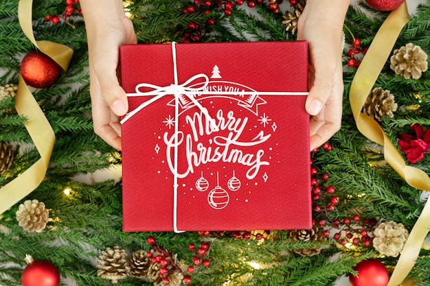 赤いラップされたクリスマスプレゼントモックアップ