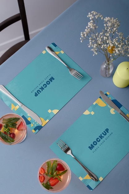 PSD restaurant tafelopstelling met placemat mock-up