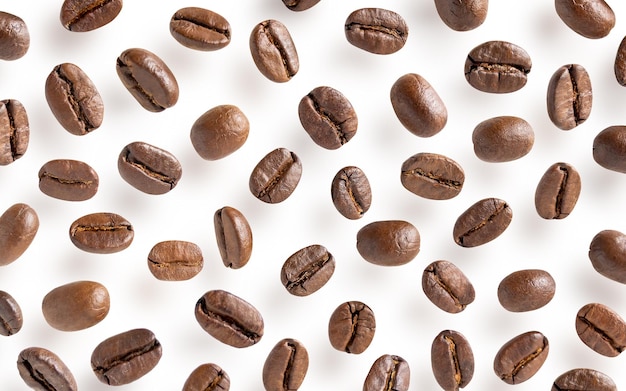 Roasted coffee beans Scattered coffee beans on a white background with clipping paths Close up image